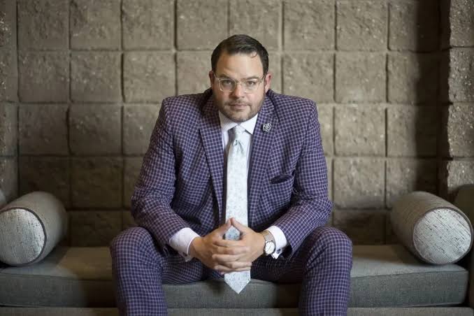 Jay Baer seated in a suit
